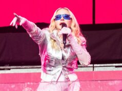Madonna mendesak para penggemarnya untuk “meletakkan ponselmu dan terhubung” setelah kembali ke panggung
| beritakitanih Madonna mendesak para penggemarnya untuk “meletakkan ponselmu dan terhubung” setelah kembali ke panggung
| beritakitanih