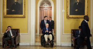 Mantan Pemimpin Mayoritas Senat Partai Republik Mitch McConnell dirawat di rumah sakit
| beritakitanih Mantan Pemimpin Mayoritas Senat Partai Republik Mitch McConnell dirawat di rumah sakit
| beritakitanih