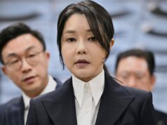 Mantan ibu negara Korea Selatan dijatuhi hukuman 7 tahun penjara karena skandal suap
| beritakitanih Mantan ibu negara Korea Selatan dijatuhi hukuman 7 tahun penjara karena skandal suap
| beritakitanih