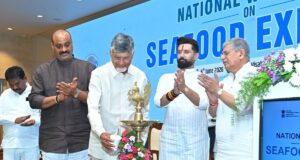 Naidu, empat Menteri Persatuan membuka pertemuan makanan laut Visakhapatnam; India mengincar ekspor sebesar ₹1 lakh crore
| beritakitanih Naidu, empat Menteri Persatuan membuka pertemuan makanan laut Visakhapatnam; India mengincar ekspor sebesar ₹1 lakh crore
| beritakitanih