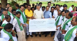 Naidu mengucurkan dana R&R sebesar ₹300 crore kepada keluarga pengungsi proyek Veligonda
| beritakitanih Naidu mengucurkan dana R&R sebesar ₹300 crore kepada keluarga pengungsi proyek Veligonda
| beritakitanih