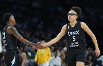 Olivia Miles mencetak rekor rookie WNBA dengan 8 3s dan Lynx mengalahkan Valkyries 87-84 untuk kemenangan ke-6 berturut-turut
| beritakitanih Olivia Miles mencetak rekor rookie WNBA dengan 8 3s dan Lynx mengalahkan Valkyries 87-84 untuk kemenangan ke-6 berturut-turut
| beritakitanih