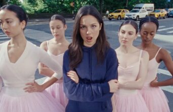 Olivia Rodrigo Menyanyikan ‘Lagu Bodohnya’ di Central Park dan Corner Store dalam Video Musik Baru
| beritakitanih Olivia Rodrigo Menyanyikan 'Lagu Bodohnya' di Central Park dan Corner Store dalam Video Musik Baru
| beritakitanih