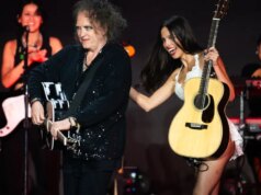 Olivia Rodrigo Ungkap Album Barunya Berduet Dengan Robert Smith dari The Cure Via Surprise Premiere untuk ‘What’s Wrong With Me’ di Primavera Sound
| beritakitanih Olivia Rodrigo Ungkap Album Barunya Berduet Dengan Robert Smith dari The Cure Via Surprise Premiere untuk 'What's Wrong With Me' di Primavera Sound
| beritakitanih