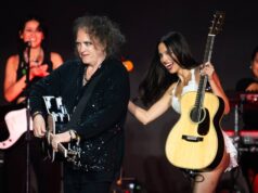 Olivia Rodrigo debut duet pertamanya ‘What’s Wrong With Me’ dengan Robert Smith dari The Cure selama set kejutan Primavera Sound
| beritakitanih Olivia Rodrigo debut duet pertamanya 'What's Wrong With Me' dengan Robert Smith dari The Cure selama set kejutan Primavera Sound
| beritakitanih