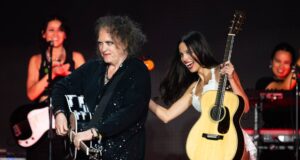 Olivia Rodrigo debut duet pertamanya ‘What’s Wrong With Me’ dengan Robert Smith dari The Cure selama set kejutan Primavera Sound
| beritakitanih Olivia Rodrigo debut duet pertamanya 'What's Wrong With Me' dengan Robert Smith dari The Cure selama set kejutan Primavera Sound
| beritakitanih