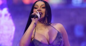 Penampilan Cardi B di Final NBA Termasuk Beberapa Rambutnya yang Terpanjang—Lihat Fotonya
| beritakitanih Penampilan Cardi B di Final NBA Termasuk Beberapa Rambutnya yang Terpanjang—Lihat Fotonya
| beritakitanih