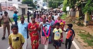 Penduduk Vellankovil di Erode mengadakan prosesi penyalaan lilin untuk mengenang aktor-sutradara Bhagyaraj
| beritakitanih Penduduk Vellankovil di Erode mengadakan prosesi penyalaan lilin untuk mengenang aktor-sutradara Bhagyaraj
| beritakitanih