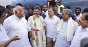 Pengambilan sumpah CM Karnataka LANGSUNG: DK Shivakumar mengambil sumpah atas nama Gangadhar Ajjayya, G. Parameshwar atas nama Dr. BR Ambedkar
| beritakitanih Pengambilan sumpah CM Karnataka LANGSUNG: DK Shivakumar mengambil sumpah atas nama Gangadhar Ajjayya, G. Parameshwar atas nama Dr. BR Ambedkar
| beritakitanih