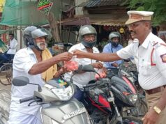 Pengendara roda dua diganjar 1 kg tomat karena memakai helm di Pattukottai
| beritakitanih Pengendara roda dua diganjar 1 kg tomat karena memakai helm di Pattukottai
| beritakitanih
