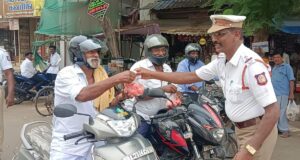 Pengendara roda dua diganjar 1 kg tomat karena memakai helm di Pattukottai
| beritakitanih Pengendara roda dua diganjar 1 kg tomat karena memakai helm di Pattukottai
| beritakitanih