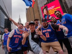 Penggemar Knicks Menganggap Trump Mengutuk Tim. Jadi Mereka Membakar Sage dan Memprotes Barikade di Luar MSG
| beritakitanih Penggemar Knicks Menganggap Trump Mengutuk Tim. Jadi Mereka Membakar Sage dan Memprotes Barikade di Luar MSG
| beritakitanih