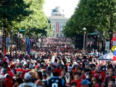Penggemar badai berkumpul di pusat kota Raleigh untuk merayakan parade Piala Stanley tim
| beritakitanih Penggemar badai berkumpul di pusat kota Raleigh untuk merayakan parade Piala Stanley tim
| beritakitanih