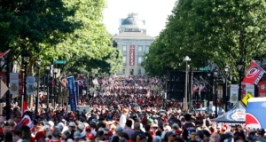 Penggemar badai berkumpul di pusat kota Raleigh untuk merayakan parade Piala Stanley tim
| beritakitanih Penggemar badai berkumpul di pusat kota Raleigh untuk merayakan parade Piala Stanley tim
| beritakitanih