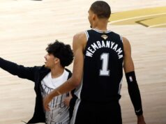 Penggemar mendapat larangan seumur hidup untuk misi selfie Final NBA…
| beritakitanih Penggemar mendapat larangan seumur hidup untuk misi selfie Final NBA...
| beritakitanih