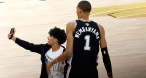 Penggemar mendapat larangan seumur hidup untuk misi selfie Final NBA…
| beritakitanih Penggemar mendapat larangan seumur hidup untuk misi selfie Final NBA...
| beritakitanih
