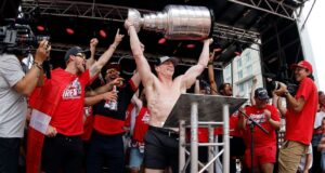 Penggemar tongkat berkumpul di Raleigh untuk parade Piala Stanley
| beritakitanih Penggemar tongkat berkumpul di Raleigh untuk parade Piala Stanley
| beritakitanih