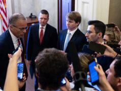 Pertemuan Trump dengan Senator Partai Republik Memperlihatkan Perpecahan Saat Dia Menjungkirbalikkan RUU Perumahan
| beritakitanih Pertemuan Trump dengan Senator Partai Republik Memperlihatkan Perpecahan Saat Dia Menjungkirbalikkan RUU Perumahan
| beritakitanih