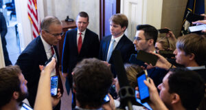 Pertemuan Trump dengan Senator Partai Republik Memperlihatkan Perpecahan Saat Dia Menjungkirbalikkan RUU Perumahan
| beritakitanih Pertemuan Trump dengan Senator Partai Republik Memperlihatkan Perpecahan Saat Dia Menjungkirbalikkan RUU Perumahan
| beritakitanih