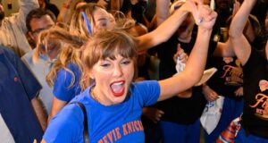 Pesta selebriti dengan penggemar setelah kemenangan Knicks
| beritakitanih 🎉 Pesta selebriti dengan penggemar setelah kemenangan Knicks
| beritakitanih