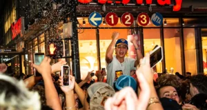 Pesta tontonan Final NBA Game 3 di luar MSG dibatalkan karena perkiraan Trump
| beritakitanih Pesta tontonan Final NBA Game 3 di luar MSG dibatalkan karena perkiraan Trump
| beritakitanih
