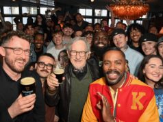 Saksikan Steven Spielberg tampil secara mengejutkan di kuis pub London
| beritakitanih Saksikan Steven Spielberg tampil secara mengejutkan di kuis pub London
| beritakitanih