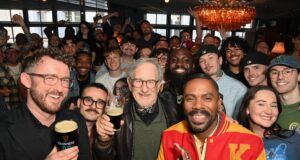 Saksikan Steven Spielberg tampil secara mengejutkan di kuis pub London
| beritakitanih Saksikan Steven Spielberg tampil secara mengejutkan di kuis pub London
| beritakitanih