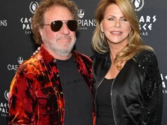 Sammy Hagar Menawarkan Nasihat Pernikahan: Tidak Ada ‘Kamar Tidur Terpisah’
| beritakitanih Sammy Hagar Menawarkan Nasihat Pernikahan: Tidak Ada 'Kamar Tidur Terpisah'
| beritakitanih