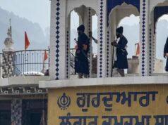 Sekelompok Nihang menyerbu gurdwara di Rudraprayag, menyandera pemuja Sikh di atap
| beritakitanih Sekelompok Nihang menyerbu gurdwara di Rudraprayag, menyandera pemuja Sikh di atap
| beritakitanih