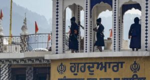 Sekelompok Nihang menyerbu gurdwara di Rudraprayag, menyandera pemuja Sikh di atap
| beritakitanih Sekelompok Nihang menyerbu gurdwara di Rudraprayag, menyandera pemuja Sikh di atap
| beritakitanih