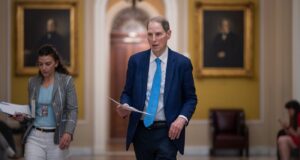 Senat meloloskan RUU penegakan imigrasi senilai $70 miliar tanpa batasan pada dana penyelesaian Trump
| beritakitanih Senat meloloskan RUU penegakan imigrasi senilai $70 miliar tanpa batasan pada dana penyelesaian Trump
| beritakitanih