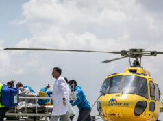 Seorang Sherpa Bertahan 6 Hari Sendirian di Everest. Keluarganya Mengatakan Dia Ditinggalkan.
| beritakitanih Seorang Sherpa Bertahan 6 Hari Sendirian di Everest. Keluarganya Mengatakan Dia Ditinggalkan.
| beritakitanih
