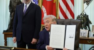 Seorang hakim federal di Boston telah memblokir sebagian dari perintah Trump untuk membatasi pemungutan suara melalui surat
| beritakitanih Seorang hakim federal di Boston telah memblokir sebagian dari perintah Trump untuk membatasi pemungutan suara melalui surat
| beritakitanih