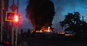 Serangan drone dan rudal Rusia menghantam Kyiv, menyebabkan puluhan orang tewas dan ratusan lainnya luka-luka
| beritakitanih Serangan drone dan rudal Rusia menghantam Kyiv, menyebabkan puluhan orang tewas dan ratusan lainnya luka-luka
| beritakitanih