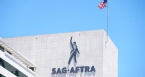 Serikat aktor SAG-AFTRA membuat kontrak berdurasi 4 tahun dengan studio untuk melindungi artis dari AI
| beritakitanih Serikat aktor SAG-AFTRA membuat kontrak berdurasi 4 tahun dengan studio untuk melindungi artis dari AI
| beritakitanih