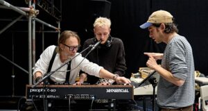Shakespeare karya Thom Yorke bertemu dengan drama Radiohead ‘Hamlet Hail To The Thief’ yang akan diluncurkan di London
| beritakitanih Shakespeare karya Thom Yorke bertemu dengan drama Radiohead 'Hamlet Hail To The Thief' yang akan diluncurkan di London
| beritakitanih