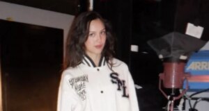 Star Sightings: Olivia Rodrigo Wears a ‘Saturday Night Live’ Jacket, Emily Ratajkowski Shops in New York City | beritakitanih Star Sightings: Olivia Rodrigo Wears a 'Saturday Night Live' Jacket, Emily Ratajkowski Shops in New York City | beritakitanih