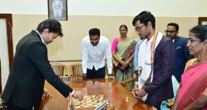 TN CM Vijay bermain catur dengan Grandmaster Praggnanandhaa
| beritakitanih TN CM Vijay bermain catur dengan Grandmaster Praggnanandhaa
| beritakitanih