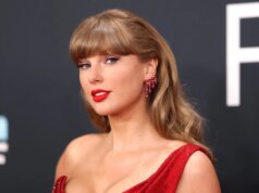 “Taylor Swift Memberi Jessie Bunganya di Lagu ‘Toy Story 5’ yang Menyentuh Hati”.
| beritakitanih "Taylor Swift Memberi Jessie Bunganya di Lagu 'Toy Story 5' yang Menyentuh Hati".
| beritakitanih