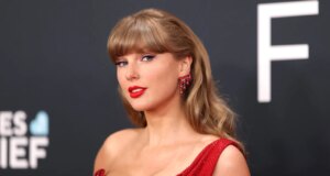 “Taylor Swift Memberi Jessie Bunganya di Lagu ‘Toy Story 5’ yang Menyentuh Hati”.
| beritakitanih "Taylor Swift Memberi Jessie Bunganya di Lagu 'Toy Story 5' yang Menyentuh Hati".
| beritakitanih