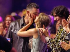 Inilah Semua yang Kami Ketahui Tentang Pernikahan Taylor Swift & Travis Kelce Sejauh Ini
| beritakitanih Taylor Swift & Travis Kelce Memberitahu Tamu Pernikahan 'Sama Sekali Tidak Ada Hadiah', Menurut George Kittle
| beritakitanih