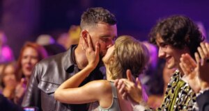 Inilah Semua yang Kami Ketahui Tentang Pernikahan Taylor Swift & Travis Kelce Sejauh Ini
| beritakitanih Taylor Swift & Travis Kelce Memberitahu Tamu Pernikahan 'Sama Sekali Tidak Ada Hadiah', Menurut George Kittle
| beritakitanih