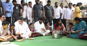 Telangana meluncurkan skema sarapan; millet idlis, ragi jawa dan susu untuk siswa pra-sekolah dasar hingga standar 12 di lembaga pemerintah
| beritakitanih Telangana meluncurkan skema sarapan; millet idlis, ragi jawa dan susu untuk siswa pra-sekolah dasar hingga standar 12 di lembaga pemerintah
| beritakitanih