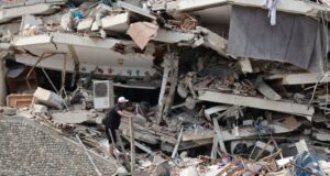 Tim penyelamat berjuang untuk menemukan korban gempa Venezuela. Dan, SCOTUS mengatur suaka
| beritakitanih Tim penyelamat berjuang untuk menemukan korban gempa Venezuela. Dan, SCOTUS mengatur suaka
| beritakitanih