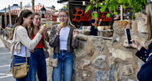 Toko Pertanian Balerina Hannah Neeleman Menarik Banyak Orang di Utah
| beritakitanih Toko Pertanian Balerina Hannah Neeleman Menarik Banyak Orang di Utah
| beritakitanih