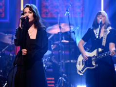 Tonton Penampilan Meriah Violet Grohl dari ‘Bug in the Cake’ di ‘Fallon’
| beritakitanih Tonton Penampilan Meriah Violet Grohl dari 'Bug in the Cake' di 'Fallon'
| beritakitanih