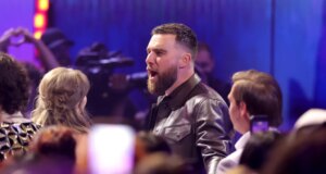 Travis Kelce Bergabung dengan Chris Lake, Yang Meng-Remix ‘Opalite’ Taylor Swift di Panggung di LA
| beritakitanih Travis Kelce Bergabung dengan Chris Lake, Yang Meng-Remix 'Opalite' Taylor Swift di Panggung di LA
| beritakitanih