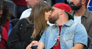 Travis Kelce Menghormati Taylor Swift Dengan Poster Film Romantis di LA Live Show
| beritakitanih Travis Kelce Menghormati Taylor Swift Dengan Poster Film Romantis di LA Live Show
| beritakitanih