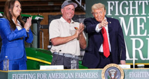 Trump Menyapa Para Petani di Wisconsin, Tapi Mengatakan Dia Mungkin Sedang Di Rumah Menonton TV
| beritakitanih Trump Menyapa Para Petani di Wisconsin, Tapi Mengatakan Dia Mungkin Sedang Di Rumah Menonton TV
| beritakitanih