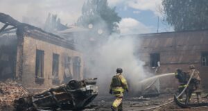 Ukraina melancarkan salah satu pemboman drone terberatnya, saat Rusia menyerang Ukraina
| beritakitanih Ukraina melancarkan salah satu pemboman drone terberatnya, saat Rusia menyerang Ukraina
| beritakitanih
